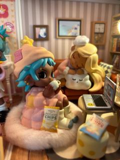 叛桃真的太可爱啦！新买的小房子也好可爱！开了灯超级温馨