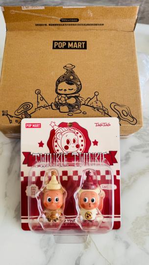 12月1日，用泡泡玛特积分兑换了两个超萌小手办：星星人的珍珠奶茶和樱桃冰茶！材质安全，设计精美，放在泡泡玛特的官方盒里，一个盒子搞定俩小家伙。搭配庆祝这一刻15周年的Labubu摆件一起摆放，时尚感爆