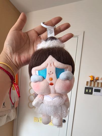 这是我入手的第一个哭娃，也是我觉得最好看的哭娃，不懂为啥你们要说是老奶😂，明明就很可爱啊