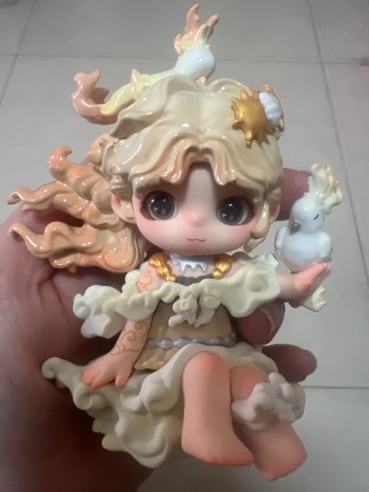 找了很久的一只娃，你永远可以相信荞荞的美貌！飘逸卷曲的长发在空中飞舞，灵动的鹦鹉停留在她的发端和手中，裙摆如同浮动的白云，仿佛飞鸟之神般娟丽。