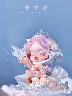 【吟雪诗】
平安夜，
天空飘来的雪花，
是诗歌的旋律。
听，