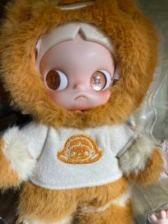 一代不是亲生的，二代也不是亲生的，这次的二代肤色偏向于冷白皮