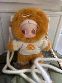 一代不是亲生的，二代也不是亲生的，这次的二代肤色偏向于冷白皮