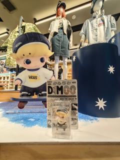 滑板dimoo到手啦😋
联名的衣服属实没啥好看的，多亏店员