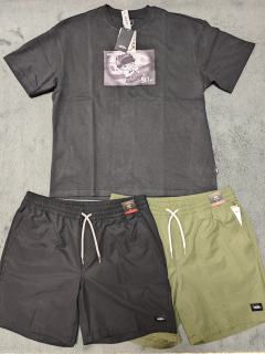 滑板dimoo到手啦😋
联名的衣服属实没啥好看的，多亏店员