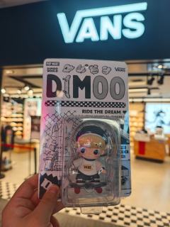 滑板dimoo到手啦😋
联名的衣服属实没啥好看的，多亏店员