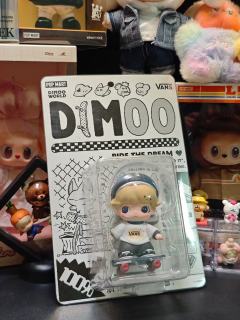 滑板dimoo到手啦😋
联名的衣服属实没啥好看的，多亏店员