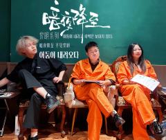 “如果神要遗弃你，那就连我一起……”
“你不是一个人”
体验