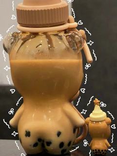 谁能拒绝把奶茶小熊揣在手里喝水啊！
圆滚滚的身子装着满满一杯