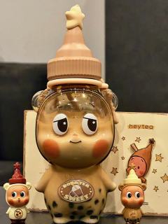 谁能拒绝把奶茶小熊揣在手里喝水啊！
圆滚滚的身子装着满满一杯