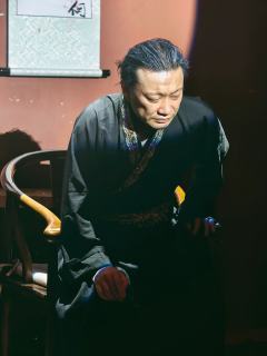 “都让让,蕞权威的引导型父亲来了”
究竟是谁当上了搬山的女
