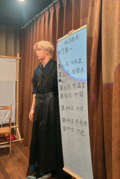 你有多久没在小黑屋以泪洗面了😭
《醉凌云》居然用大白话文笔