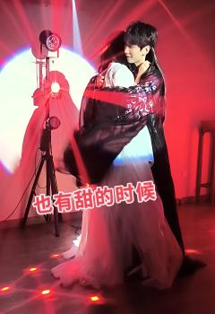 你有多久没在小黑屋以泪洗面了😭
《醉凌云》居然用大白话文笔