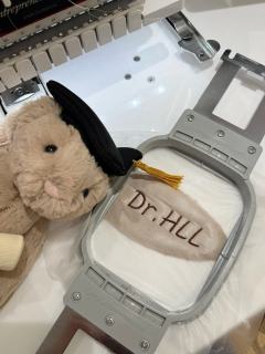 毕业季专属邦尼兔✨定制刺绣学位帽+专属ID，软萌又有仪式感，
