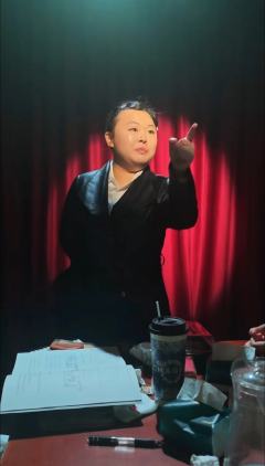 康妮带着一手新鲜热乎的测评走来了!
承接了乌有乡浓浓的红色