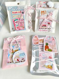 一套文创打包了很多份小礼物，零食大礼包！好好看的文创