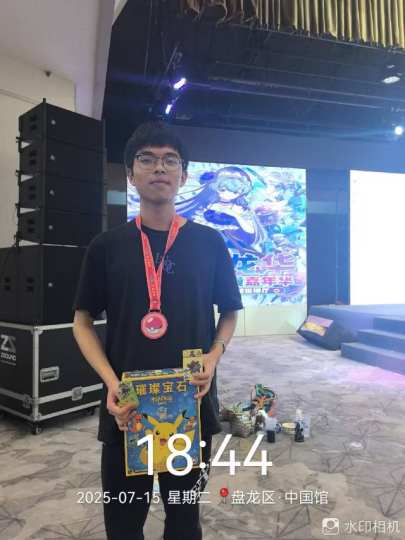 龙华昆明漫展璀璨宝石宝可梦比赛简报
 
7月15日，龙华昆明漫展举办的璀璨宝石宝可梦比赛落幕，村民同学一路过关斩将，最终夺得冠军。
 
比赛吸引众多爱好者参与，现场比拼激烈。村民同学凭借精准的策略布局