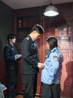 南希和武梦玲,名副其实的双恋陪位,而且双恋陪位的很均匀。秦晴