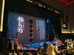 风·舞·阳最后那段演员们在椅子上又唱又跳，跳上跳下的，真的非