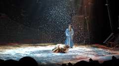 风·舞·阳最后那段演员们在椅子上又唱又跳，跳上跳下的，真的非