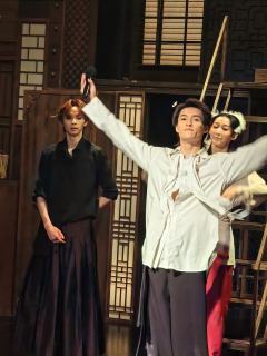 蛮有意思的。还想再看一次
黑狐龇牙吱哇确实有点吓人