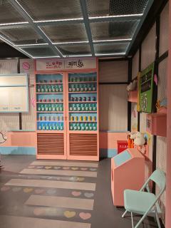 🥳沉浸场景感受
从五角场合生汇B1开心麻花街区走进去，一路