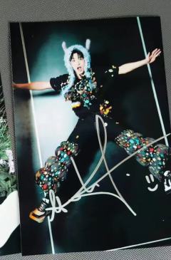 堡堡！我看一下这两张是不是亲签！！
准备买了！是商家给我发的