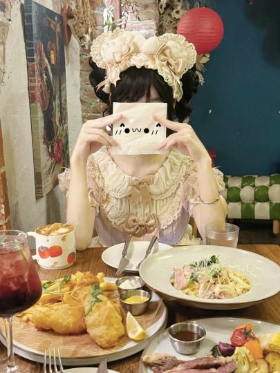 身陷153cm/37.5kg/腰56cm/🐻82cm/肩37cm

穿着150码-合适

夏日清凉版秒了全世界，面料无敌舒服，夏天穿也不会觉得闷热，是我目前衣柜里面料最舒服的裙子了。
低腰的版型很可爱