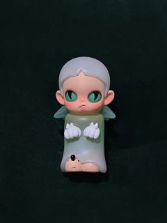 家人们谁懂啊，猫眼zsiga尊的很酷！
带刺的头发和手警惕地