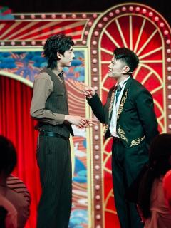 边吃饭边看剧的快乐🎊谁懂呀？一进门就被民国宴会现场惊艳到了