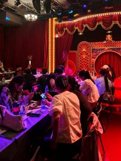 边吃饭边看剧的快乐🎊谁懂呀？一进门就被民国宴会现场惊艳到了