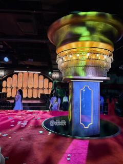 ✨沉浸式体验游乐剧场《轮盘》,中区的大赌桌内嵌着两根华丽的柱