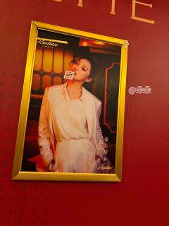 ✨沉浸式体验游乐剧场《轮盘》,中区的大赌桌内嵌着两根华丽的柱