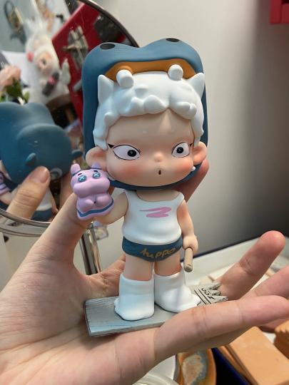 原来其他潮玩公司的产品都这么大呀！之前只买泡泡玛特的，这次买了黑玩的，居然这么大一个！感觉卷卷的眼睛好有特色