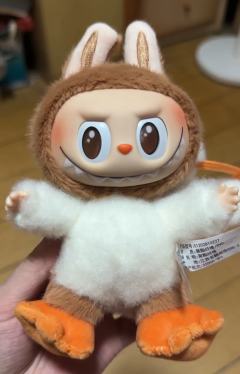 Labubu森林童话吊卡真假对比鸭子吊卡
1.看鸭子的嘴 正