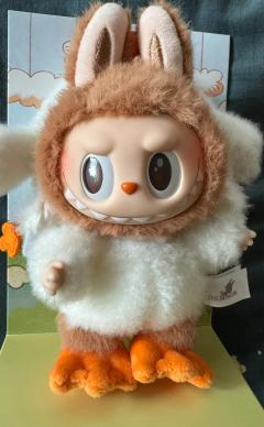 Labubu森林童话吊卡真假对比鸭子吊卡
1.看鸭子的嘴 正