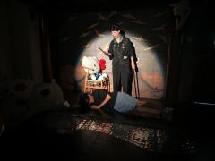 踏尽人间阑珊处,槐花惊鸿照影疏。
相思若解千山雪,策马扬