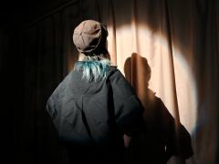 踏尽人间阑珊处,槐花惊鸿照影疏。
相思若解千山雪,策马扬