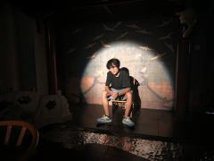 踏尽人间阑珊处,槐花惊鸿照影疏。
相思若解千山雪,策马扬