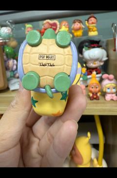 这也属于星星人的擦色工艺吗，帽檐下面一块块白色，乌龟脚底好像