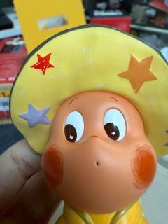 这也属于星星人的擦色工艺吗，帽檐下面一块块白色，乌龟脚底好像