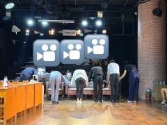 时长：110分，无休息。
布景不错，有种回到校园的感觉，板报