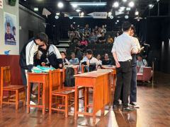 时长：110分，无休息。
布景不错，有种回到校园的感觉，板报