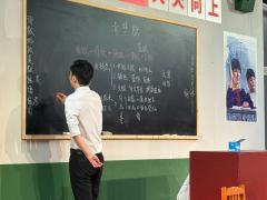 时长：110分，无休息。
布景不错，有种回到校园的感觉，板报