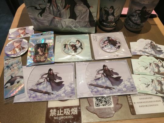 想问一下这里面的祁煜是哪个谷子，正版的价格好像买到同人了。。。