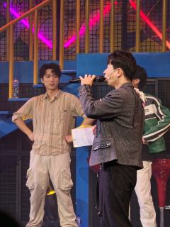 《疯狂星友团》:沉浸式探案综艺,追星新体验
一、剧情简介