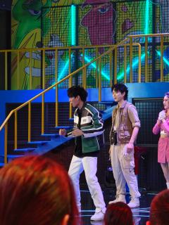 《疯狂星友团》:沉浸式探案综艺,追星新体验
一、剧情简介