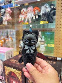 两个大爆磁，重的是黑猫，轻的是白猫，大明盒