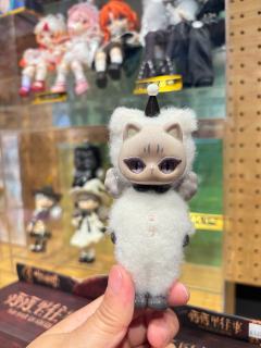 两个大爆磁，重的是黑猫，轻的是白猫，大明盒