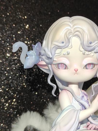 买的最开心的一次，小黑宠粉额外加的五字款，真的香。许愿每次漂亮的娃娃都能原价买到。希望每次娃都能开个五分钟限时不限量哈哈哈哈，少一些额外的输出，多一些真爱